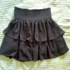 Svart volangkjol från Chelsea - Svart Chelsea kjol i storlek S, knappt använd så är i fint skick! 