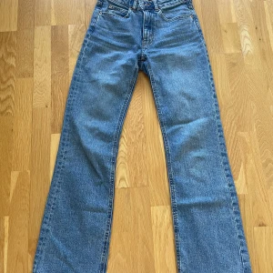 Raka jeans - Midrise straight leg jeans från Gina. Så gott som oanvända. 