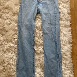 Levis 501 jeans herr 31/34 - Levis jeans modell 501 storlek 31/34, snittat upp längst ned för att byxan ska falla över skor! Bra skick.