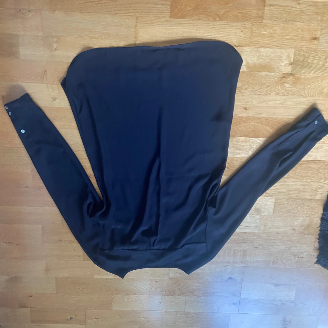 Svart och röd långärmad henley från H&M - 1