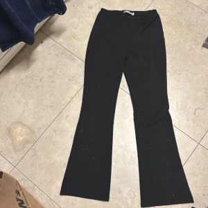 Svarta bootcut byxor 157/160 - Svarta bootcut byxor från lager 157, storlek 160