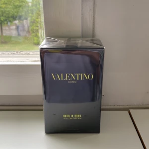 Valentino Uomo Born In Roma Yellow Dream - Valentino Uomo Born In Roma Yellow Dream Eau de Toilette 100 ml. Oöppnad med plasten kvar på! Säljer den för fick två stycken i present. Inköpt på Kicks för 1475 kr. Pris kan diskuteras vid snabb o enkel affär!