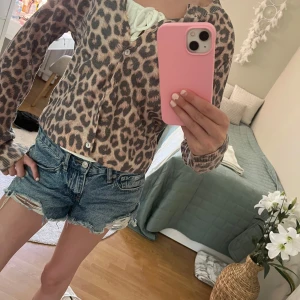 Söt kofta - Jag säljer denna kofta från H&M i storlek S. Den är helt oanvänd. Med prislappen kvar. Pris kan diskuteras!🩷