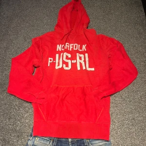 Ralph Lauren hoodie med färgen röd - Ralph Lauren hoodie med färgen röd. Hoodien är i XL men passar även L. Pris kan diskuteras!!