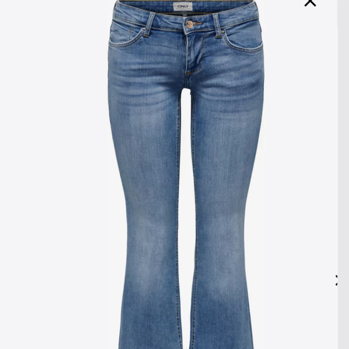 Blå bootcut jeans med utsvängda ben