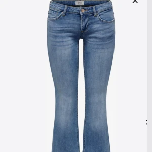 Blå bootcut jeans med utsvängda ben - Säljer dessa snygga blå jeansen från Only som är slutsålda. Dem är helt oanvända och endast provade nån gång. Ingen prislapp kvar. Storlek : S/30