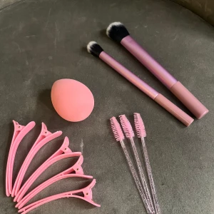 Rosa sminkborstar & beautyblender kit - Kit med två sminkborstar i metallicrosa, en rosa beautyblender, tre rosa spoolies med glittriga handtag och fem rosa hårklämmor. Perfekt för att fixa basen, brynen och fransarna. Allt i matchande rosa nyanser för en söt och trendig look.