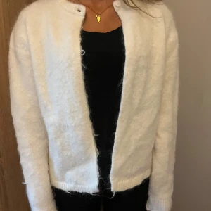 Vit mohairkofta XS - Supermjuk och fluffig vit kofta i mohair från bikbok. Långärmad och i en klassisk passform. Passar xs-m, säljs inte längre! 
