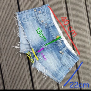 Lågmidjade/ Lowwaist jeansshorts  - Kan skicka om ca 1 vecka då jag är hos min pappa , lägsta bud 220 vid tillfället så man måste buda över för att få de för de paxas automatiskt till den med högst bud😘 KAN POSTA IDAG OCH IMORGON BARA TRYCKA KÖP NU