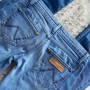 Wrangler bootcut jeans  - Snygga ljusblå jeans från Wrangler som är utsvängda och är low wasit. Jag säljer jeansen för att jag vuxit ur dem 💕