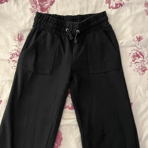 Svarta mjukisbyxor med snörning - Säljer mina svarta mjukisbyxor från lager 157 pga ingen användning då de är för korta för mig. De är i storlek S. Skriv om du har funderingar eller vill ha fler bilder