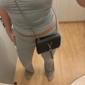 Valentino väska  - Bra skick bortsätt från slutet vid knäppet. Äkta köpt på Åhléns 