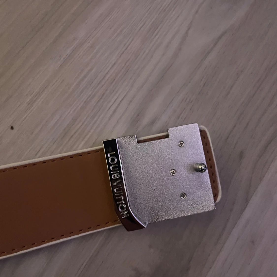 Vit  skärp med silverdetaljer  - 2