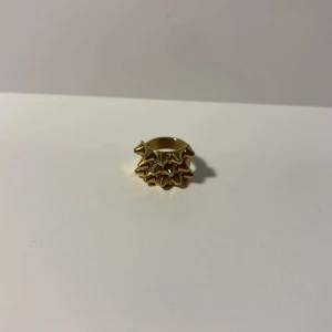 Bred guldfärgad Edblad ring med nitar 16.00 - Edblad ring i mycket bra skick, strl xs 16.00