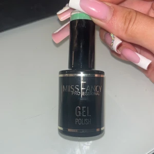 Miss Fancy gelpolish Hit Me Up - Gelpolish från Miss Fancy Professional i färgen 'Hit Me Up', en fräsch mintgrön nyans. Kommer i en stilren svart flaska med silverdetaljer. Säljer denna för att ska sluta med naglar och har bara använt en gång på smådetaljer.💕