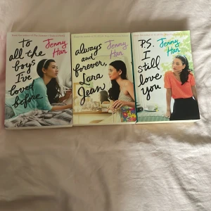 To All the Boys I've Loved Before / Always and Forever, Lara Jean / P.S. I Still Love You - Upptäck Jenny Hans populära trilogi om Lara Jean! Perfekt för dig som gillar romantik, vänskap och vardagsdrama. Färgstarka omslag och moderna teman gör dessa böcker till ett måste för unga vuxna. 
