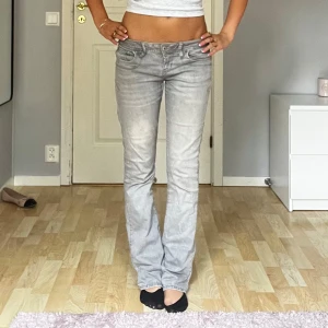LTP JEANS - Assnygga trendiga LTB jeans i ljusgrå färg. Säljer pga att de blivit förstora. Storlek 25/30. Bra skick! Hör av er vid frågor💕