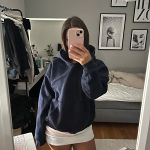 Mörkblå hoodie med huva - Säljer en enkel och stilren mörkblå hoodie med stor huva och magficka. Tröjan har en loose passform och är perfekt för chill dagar❣️