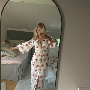 Vit adoore liknande långklänning  - Superfin långklänning från Gina i storlek m men är adoore inspirerad! Använd två gånger bara så superfint skick!