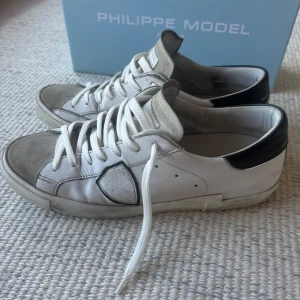 Philippe Model PRSX Low Man - Snygga och populära Philippe Model PRSX sneakers i vitt skinn med grå mockadetaljer på tån och svart häl - Storlek: 43 - Skicket på skorna är bra - Pris: 1250 - Nypris: (€320) ~ 3800kr - Skriv vid funderingar!