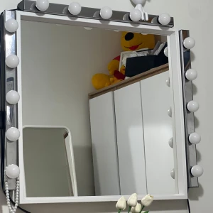 Sminkspegel med LED-lampor - Stor sminkspegel med vit ram och inbyggda LED-lampor runt hela spegeln. Perfekt för att få till den där flawless makeup-looken med bra ljus. Spegeln har en modern vibe och passar snyggt på sminkbordet. Den har väldigt små fläckar som knappt syns. Lamporna är inte använt många gånger. Priset kan diskuteras !!!!