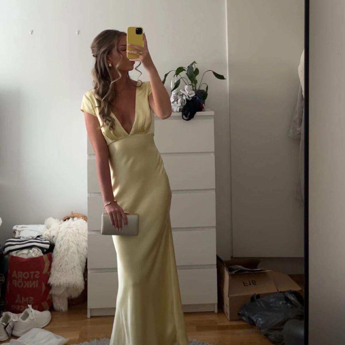 Ljusgul långklänning med öppen rygg - 2