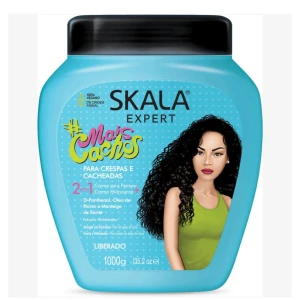 Skala Expert Mais Cachos hårkräm - Stor burk med Skala Expert Mais Cachos, en blå 2-i-1 hårkräm för lockigt och krulligt hår. Innehåller D-Panthenol, ricinolja och sheasmör för fukt och styrka. Vegansk formula, 1000g. Endast testat 1 gång .