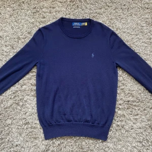 Ralph lauren merinoull tröja - Klassisk marinblå tröja från Polo Ralph Lauren i 100% merinoull!⭐️Storlek S passar S!🤝Skick : 9,5/10 äkthet är verifierbart!👍Hör gärna av er om ni har funderingar!🙌