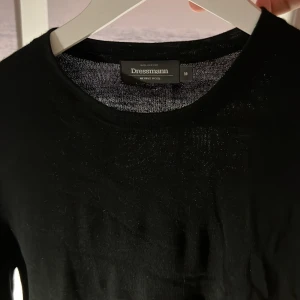 Dressmann Merinoulltröja - Dressmann merinoulltröja i färgen svart. Mycket bra skick, kanske lite lite nopprig men det är inget man ser vid användning och då är det bara att ta bort det. Mycket skönt material och blir inte alls för varmt och väldigt skön att ha på sig. Nypris runt 699kr mitt pris 200kr. Bara att skriva om du har frågor😀✅