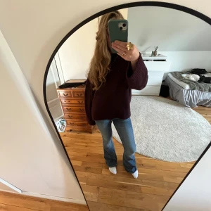 Vinröd stickad tröja från Gina  - Mysig vinröd stickad tröja med rund hals och långa ärmar. Tröjan har ribbade muddar vid ärmslut och nederkant. Den är knappt använd då jag egentligen skulle ha en mindre storlek, så tycker den är något stor.  Och har därför inte kommit till mycket användning!