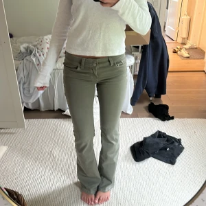  bootcut byxor från Nelly - Gröna byxor från Nelly som aldrig är använda