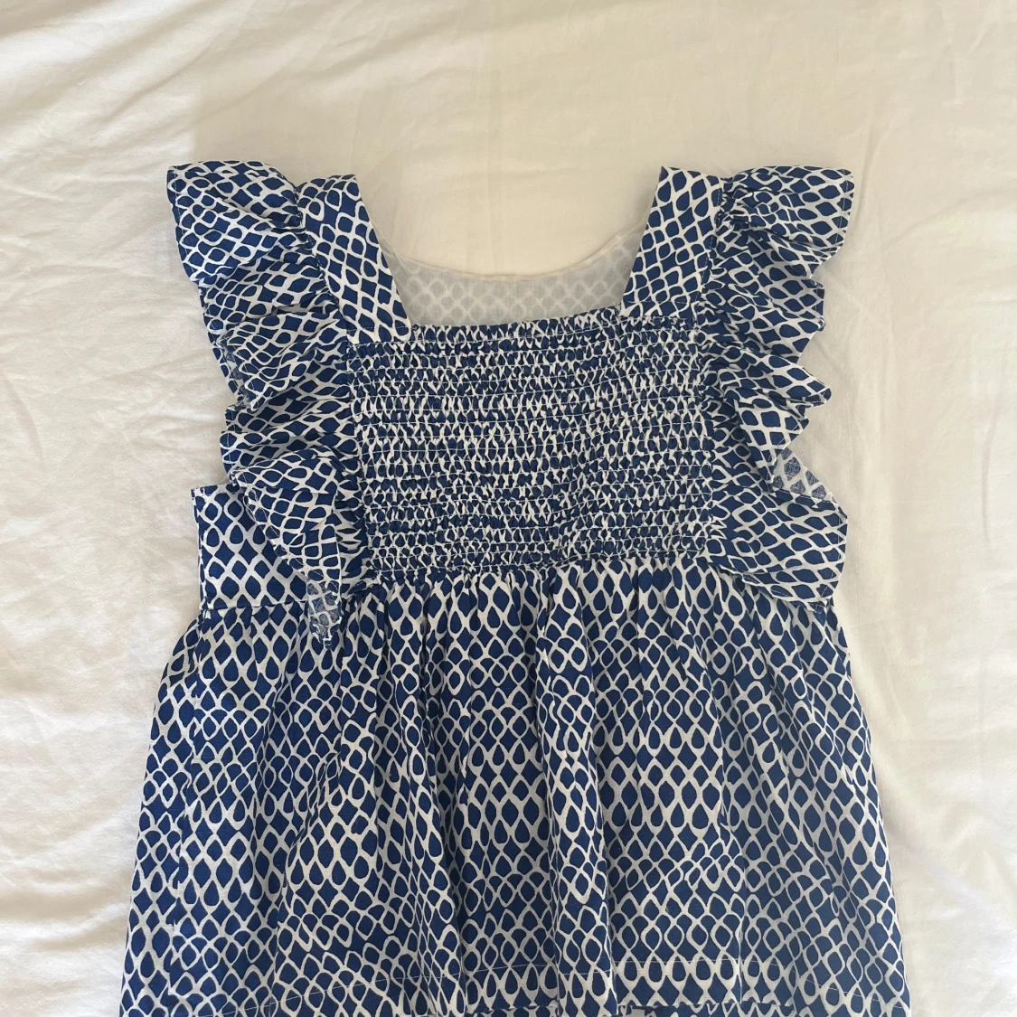 Blåvit mönstrad blus med volangärmar - 1