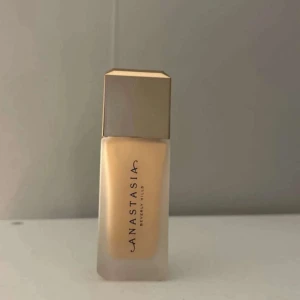Anastasia Beverly Hills Foundation - Foundation från Anastasia Beverly Hills i nyansen 240B. Ger en naturlig finish och passar dig som vill ha en jämn och fräsch bas. 