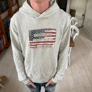 Ralph Lauren hoodie - Sjukt fet Ralph Lauren hoodie med U.S.A flagga på bröstet i perfekt skick 🙌 Skriv gärna om du har minsta lilla fråga eller om du vill ha fler bilder på någonting speciellt 👍 