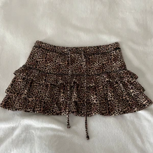 Leopardmönstrad volangkjol Urban Outfitters - Använd 2 gånger!