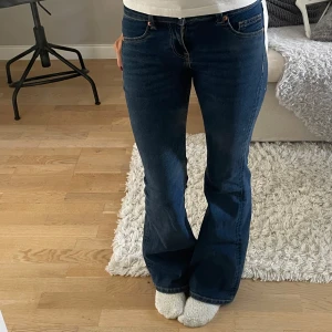 Low waist bootcut jeans - Super snygga low waist bootcut jeans, dom sitter super bra och är jätte sköna men måste rensa ut kläder! Dom är perfekt längd för mig, jag är 167!