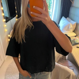 Svart loose stickad tröja med korta ärmar  - En svart stickad tröja med loose passform och vida, lite längre kortärmade ärmar ifrån Lager 157 