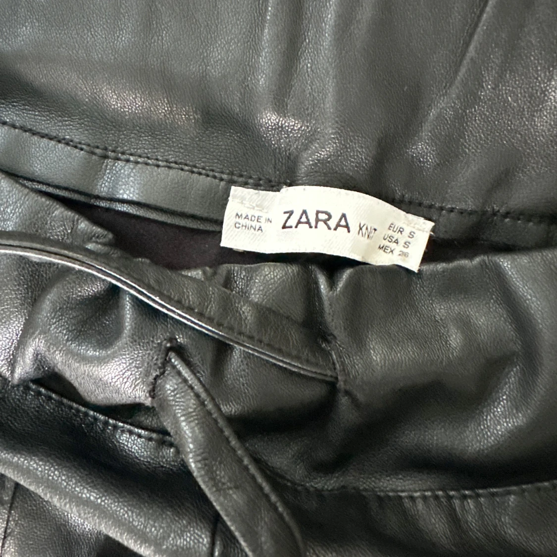 Svarta skinnbyxor från Zara med snörning - 2