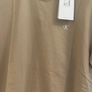 Calvin Klein T-shirt strl L - Oanvänd/ny Calvin Klein T-shirt strl L Lappen sitter kvar.  Nypris 500 kr!