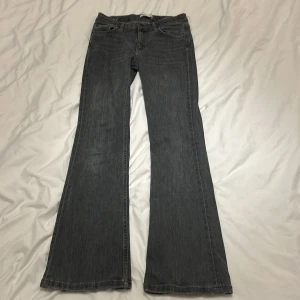  Mörk Grå bootcut jeans - Snygga grå bootcut jeans 