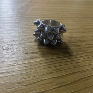 Silvrig ring med nitar - Cool och unik silvrig ring med flera nitar. Den är i strl 16,00 och det är den minsta storleken. Jag har inte använt den så mycket❤️