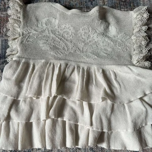 Vit topp med spetsdetaljer🤍👙 - Charmig vit topp med vackra spetsdetaljer och volanger. Överdelen har ett broderat blommönster och spetskant vid ärmarna. Perfekt för somriga dagar eller speciella tillfällen. Tvättas innan!! storlek S men passar också XS🌺🌤️