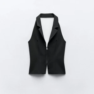 Svart väst med dragkedja och öppen rygg - Snygg svart väst med dragkedja och öppen rygg. Använd fåtal gånger 