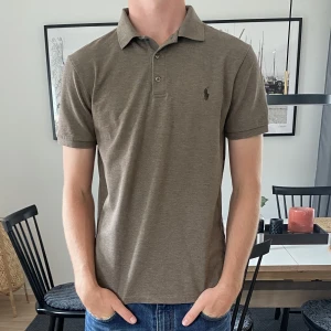 Ralph Lauren piké - Tjena! Säljer min as snygga Ralph Lauren piké som är 9/10 i skicket och är i storlek M. Köpte den på plick men säljer igen för att den var för liten. Den kostar över 1000 i nypris. Hör av dig vid minsta lilla fundering!