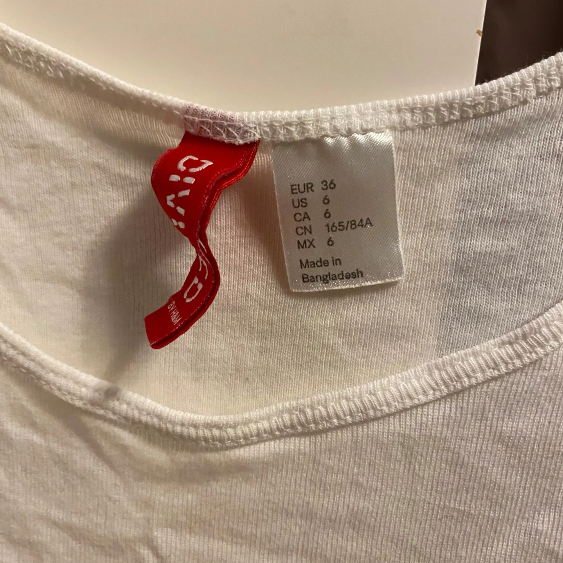 Vit linnetopp från Divided - 1