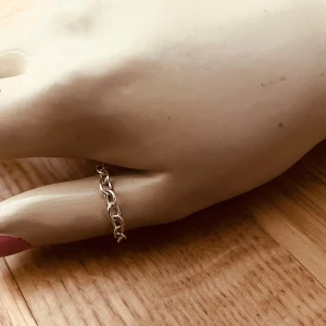 By prisförslag-1 st one size Silverfärgad kedjering - Elegant och minimalistisk ring i silverfärgad kedjedesign. Perfekt för att ge en subtil men stilren touch till din look. Passar bra på alla fingrar och kan enkelt kombineras med andra smycken.