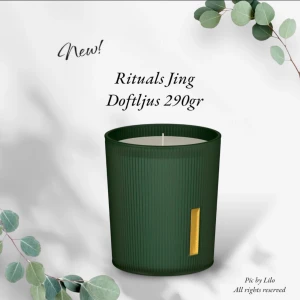 Nytt! Rituals Jing Doftljus 290gr - Helt nytt, men ingen kartong.Upptäck Rituals Jing doftljus på 290 gram i en elegant mörkgrön behållare med räfflad yta och en gyllene detalj. Perfekt för att skapa en avkopplande atmosfär i hemmet. Nypris 269:- Kika gärna på mina andra annonser, jag har massor av rituals mm att sälja 🌸