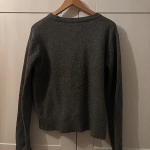 Grå stickad tröja - Vanlig grå stickad tröja, väldigt bra skick. Ingen stickig material, passar fint och långt på armarna och längden