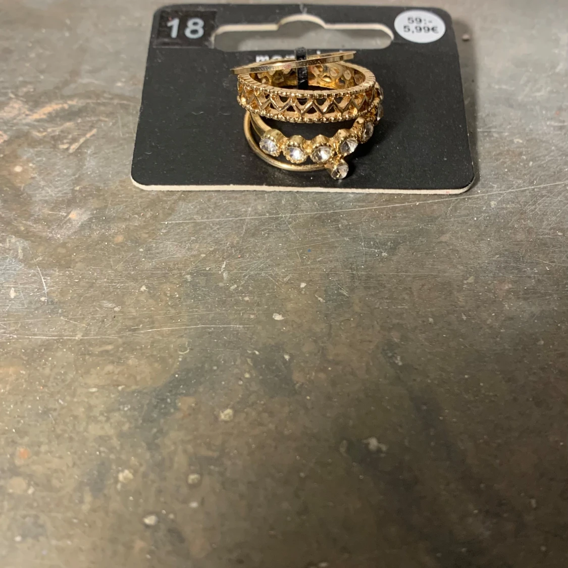 Guldiga ringar med stenar