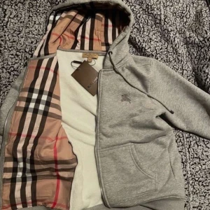 Grå huvtröja från Burberry - Pris kan diskuteras 